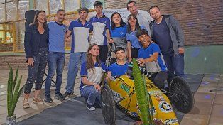 alumnos de la EET N°1 presentaron su auto para competir en el Desafío Eco.&nbsp;