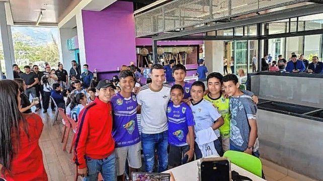 Lionel Scaloni fue recibido por varios chicos en El Salvador.