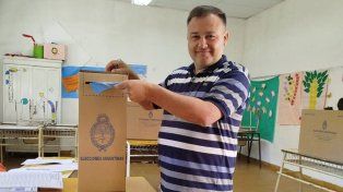 Fabricio Mesquida emitiendo su voto.