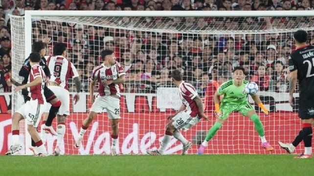 Huracán y River juegan por la fecha 10 en el Monumental.