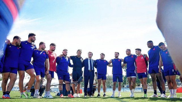 El presidente de Francia Emanuel Macrón visitó al equipo local en la base Rueil-Malmaison antes del debut en el Mundial.