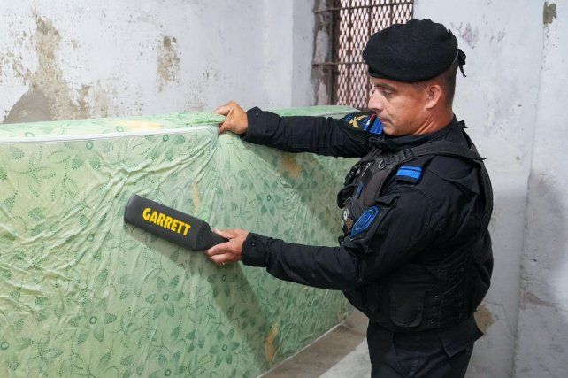 Con dinero decomisado al delito. Provincia entregó al Servicio Penitenciario nuevas paletas detectoras de metales