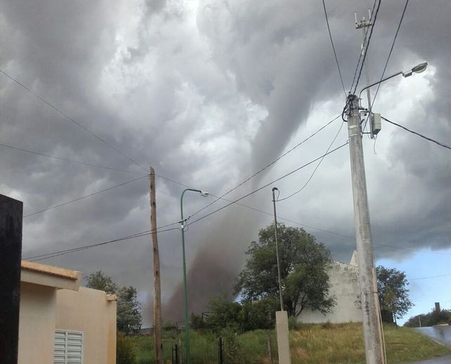Los ciudadanos registraron imágenes y videos del tornado de esta tarde en San Luis.&nbsp;