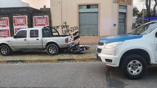 Chocó una camioneta estacionada y terminó internada en el hospital