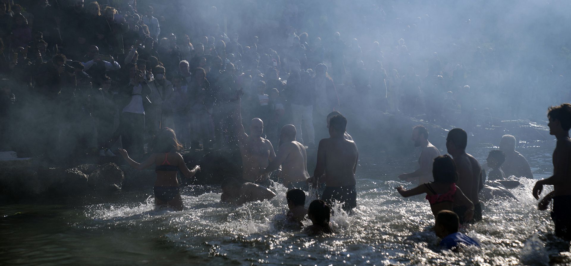 Un peregrino sostiene la cruz después de que un sacerdote ortodoxo la arrojara al agua, durante una ceremonia de Epifanía para bendecir el mar, en un suburbio del puerto de El Pireo, cerca de Atenas, Grecia, el viernes 6 de enero de 2023. (Foto AP/Thanassis Stavrakis)