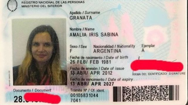 Amalia Granata reveló su nombre completo y edad con una foto del DNI