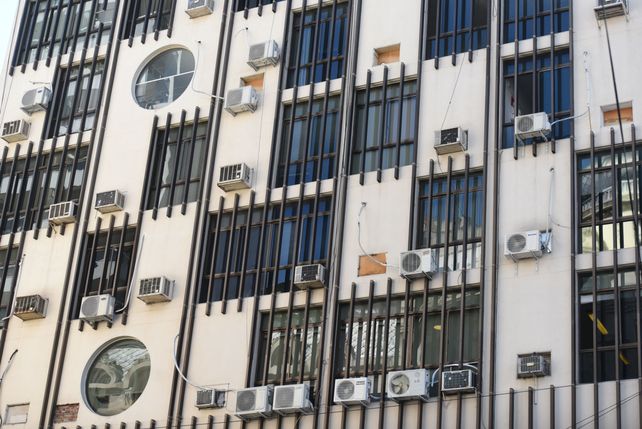 En la ciudad hay muchos edificios que apelan a gran cantidad de aires acondicionados para refrigerarse