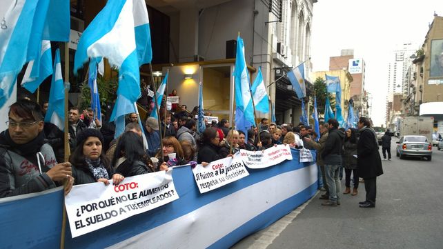 Concentración en las puertas de Empleados de Comercio.