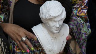 La diputada Lorena Villaverde, de Río Negro, llevó un busto de Javier Milei a la Asamblea Legislativa.
