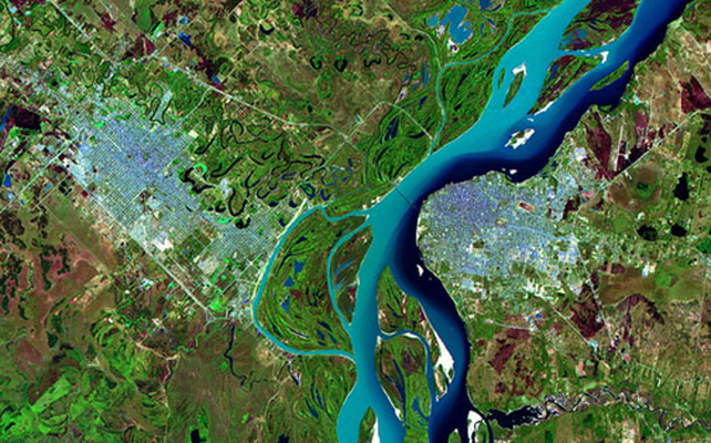 La imagen satelital muestra la compleja ubicación de la ciudad de Corrientes (a la derecha), rodeada por el Paraná al norte y al este y con lagunas al oeste. 