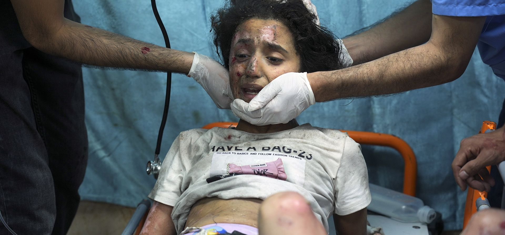 Un niño palestino herido en un bombardeo israelí recibe tratamiento en un hospital en Deir al-Balah, al sur de la Franja de Gaza, el martes 17 de octubre de 2023. (Foto AP/Hatem Moussa) Un niño palestino herido en un bombardeo israelí recibe tratamiento en un hospital en Deir al-Balah, al sur de la Franja de Gaza, el martes 17 de octubre de 2023. (Foto AP/Hatem Moussa)