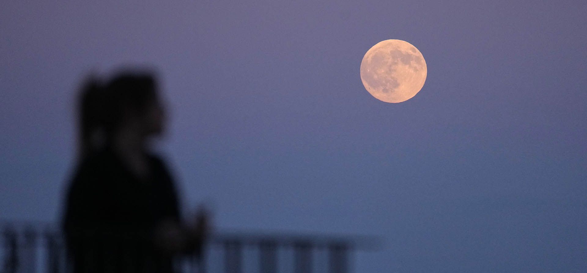 Una persona observa cómo la luna llena se eleva sobre el río Tajo horas antes de un eclipse lunar en Lisboa, el jueves 27 de agosto de 2026. (Foto AP/Armando Franca) Una persona observa cómo la luna llena se eleva sobre el río Tajo horas antes de un eclipse lunar en Lisboa, el jueves 27 de agosto de 2026. (Foto AP/Armando Franca)