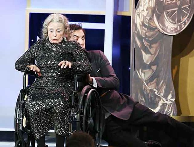 El comediante Sacha Baron Cohen empujó a una anciana en silla de ruedas desde un escenario