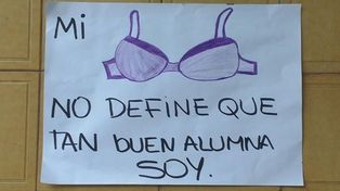 Corpiñazo para repudiar la sanción a una alumna por no usar corpiño