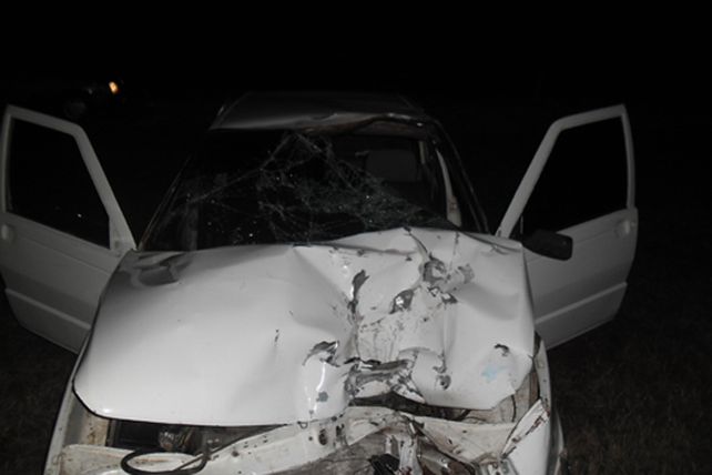 Cuatro heridos en un grave accidente entre un auto y una moto