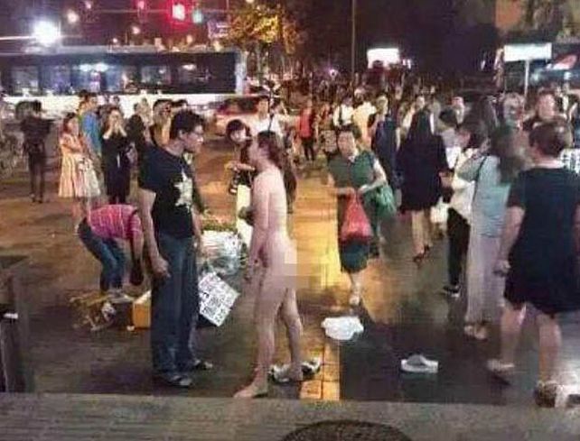 Una mujer se desnudó mientras discutía con su novio en plena calle
