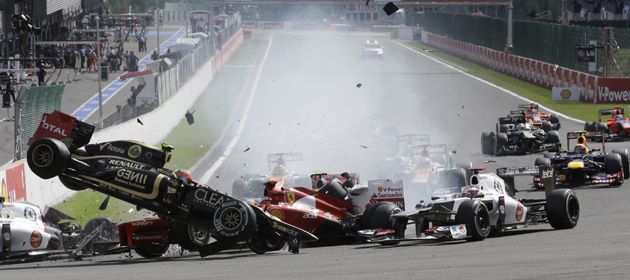 El accidente se produjo en la primera curva del circuito belga y tras el mismo saltó a la pista el coche de seguridad para neutralizar la carrera hasta la retirada de los coches y las piezas accidentadas en pista. (Foto: AP)