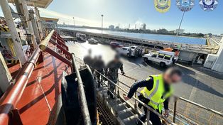 Personal de la Policía Federal de Australia durante la inspección en el buque.&nbsp;