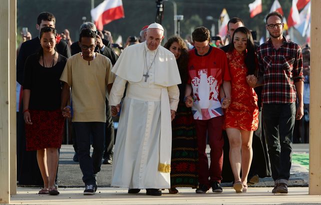 el papa argentino. Francisco fue recibido fervorosamente ayer por cientos de miles de jóvenes de todo el mundo.