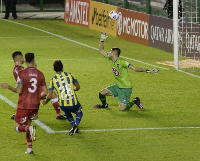 Lucas Gamba definió muy bien de zurda al segundo palo para poner el 1-0 para el canalla. 