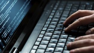El pirata informático habría utilizado el programa Mirai para tomar el control de unos 150.000 dispositivos.