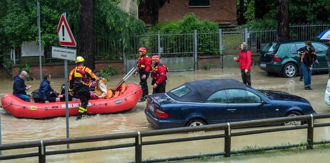 Miembros de los servicios de rescate ayudan a los residentes