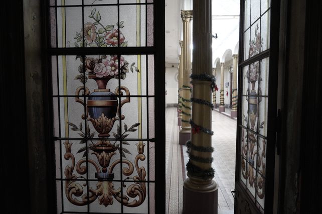 Hacia el patio. Las puertas vidriadas del Madame Safó.