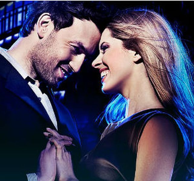 La imagen de portada en el sitio beautifulpeople.com muestra a una pareja enamorada y feliz.