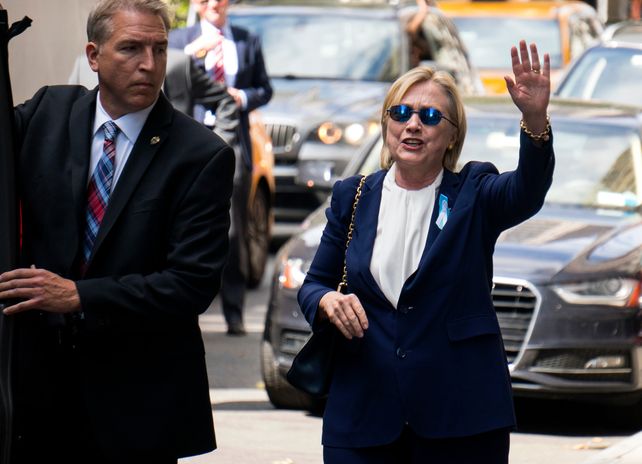 Clinton al salir de la casa de su hija