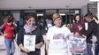 La hermana y la madre de Gusmán, frente a Tribunales.