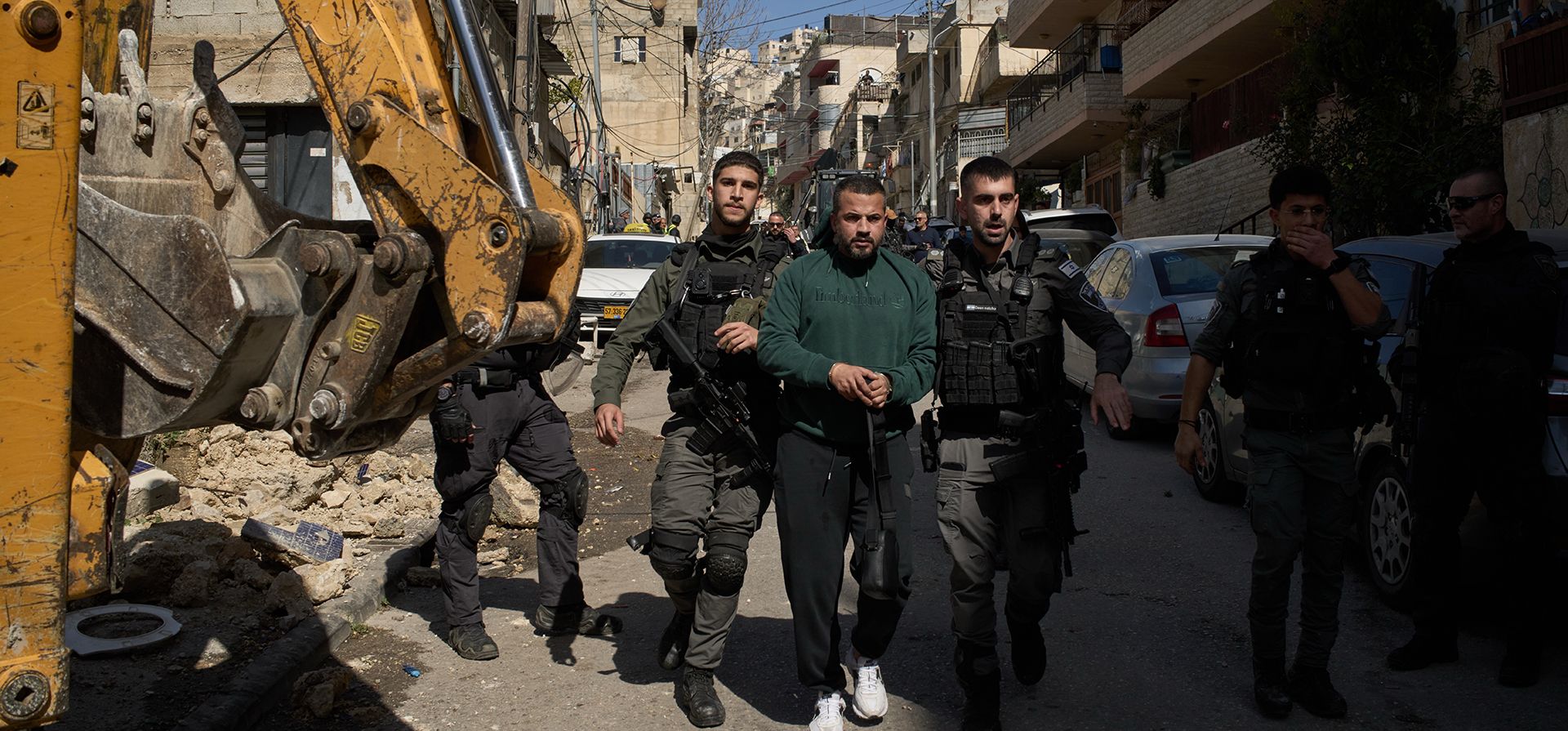 Agentes de policía detienen a un residente palestino durante una operación de las autoridades israelíes para demoler propiedades construidas en el barrio de Silwan, ubicado en Jerusalén Este, cerca de la Ciudad Vieja, el martes 10 de febrero de 2026. (Foto AP/Leo Correa) Agentes de policía detienen a un residente palestino durante una operación de las autoridades israelíes para demoler propiedades construidas en el barrio de Silwan, ubicado en Jerusalén Este, cerca de la Ciudad Vieja, el martes 10 de febrero de 2026. (Foto AP/Leo Correa)