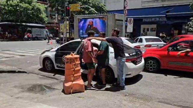 El momento en que son detenidos los turistas argentinos acusados de robar en un supermercado de Copacabana.