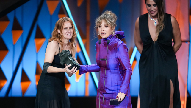 Dolores Fonzi al recibir el Goya