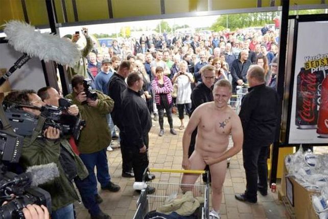 Inauguración: super alemán le regala la compra al que vaya desnudo