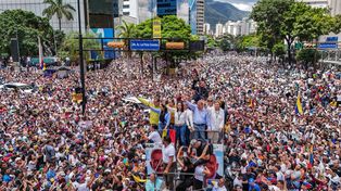Machado, Urrutia y la esposa del candidato presidencial arriba de un vehículo este martes en medio de la manifestación de protesta en Caracas.