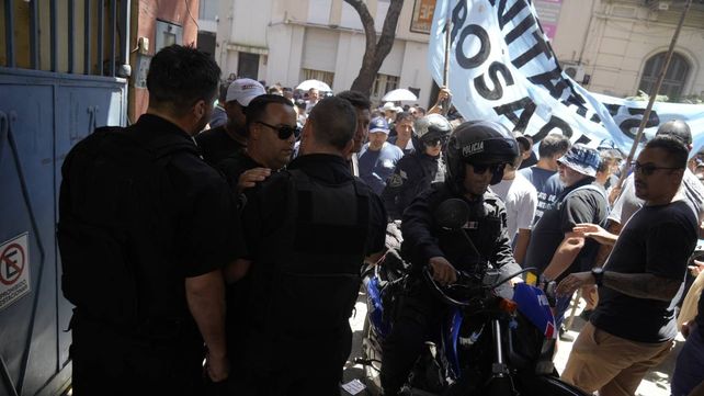 Tensión en la sede de Aguas Santafesinas: una manifestación gremial terminó en incidentes