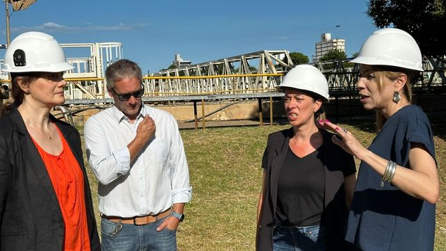 Recorrida por Assa de Rodríguez y Ghilotti, junto a la gerente de Rosario, Isabel Mattiuzzi; el jefe de planta Baigorria, Esteban Cucchiara, y su par de Producción, Ramiro Nardi.