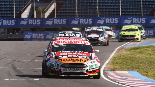 El Focus del venadense en el asfalto del Gálvez. En la carrera de invitados el pibe Marcos Dianda lo llevó al 9º lugar.