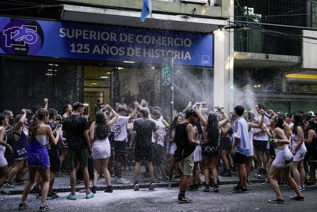 Estudiantes de quinto año en la puerta del Superior de Comercio