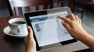 Los jóvenes de entre 18 y 24 años eligen las redes sociales para informarse, según un informe