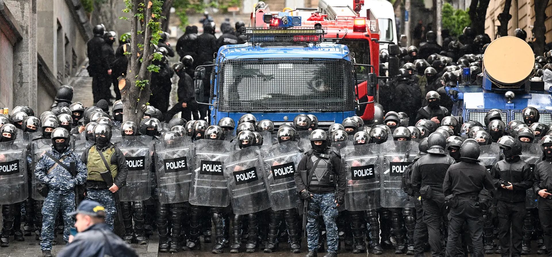 Agentes encargados de hacer cumplir la ley se despliegan mientras los manifestantes se manifiestan contra el controvertido proyecto de ley sobre la Agentes encargados de hacer cumplir la ley se despliegan mientras los manifestantes se manifiestan contra el controvertido proyecto de ley sobre la