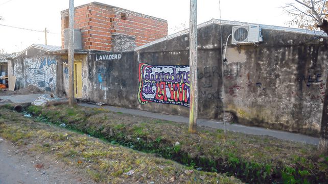 Alerta. Los vecinos de Clavel al 7100 segu&iacute;an buscando ayer al presunto abusador de una nena del barrio.