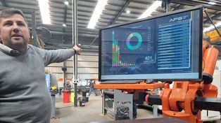 Gabriel Fernández, de AFG Ingeniería. “Lo que conduce y mueve al mundo no son las máquinas sino las ideas”, dice un cartel en la planta.