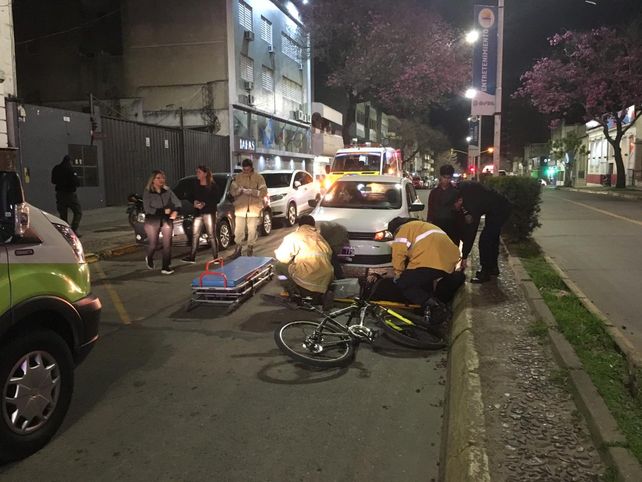 Un ciclista fue embestido por un automóvil en pleno centro de Paraná