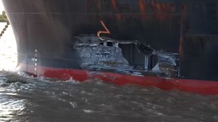 San Lorenzo. El buque Adrienne, de bandera liberiana, sufrió graves daños al ser chocado por el remolcador Hércules XV, de bandera paraguaya.