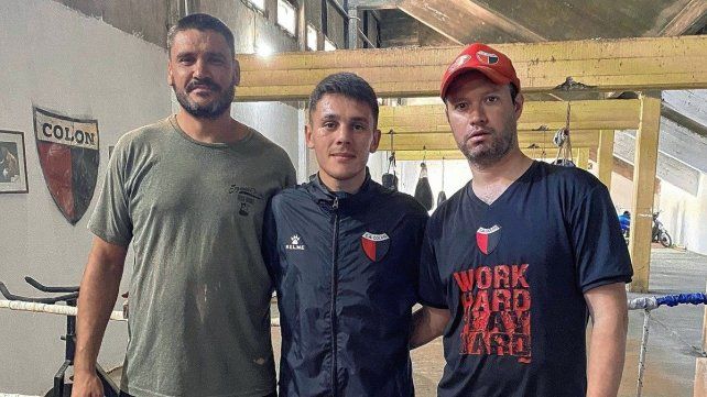 Alan Crenz junto a su padre y su entrenador Carlos Lemos en el gimnasio de Colón.