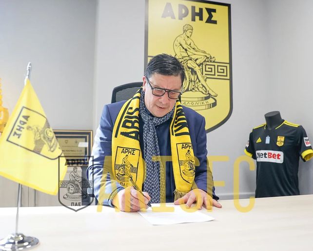 El Mono Burgos desembarcó en el fútbol griego.