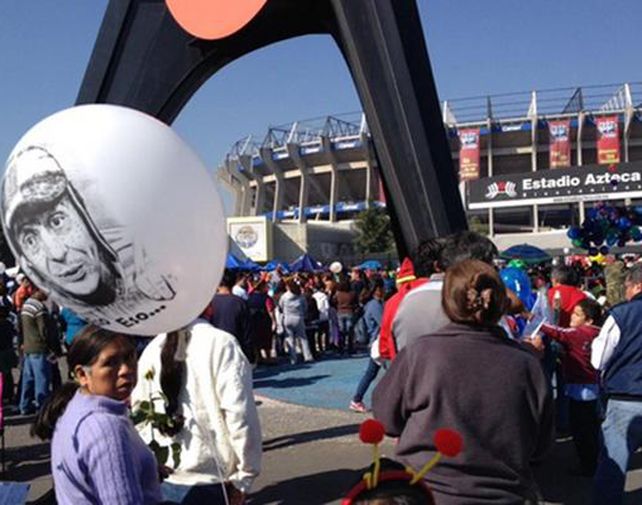 Miles de mexicanos se agolpaban desde temprano en las puertas del Estadio Azteca.