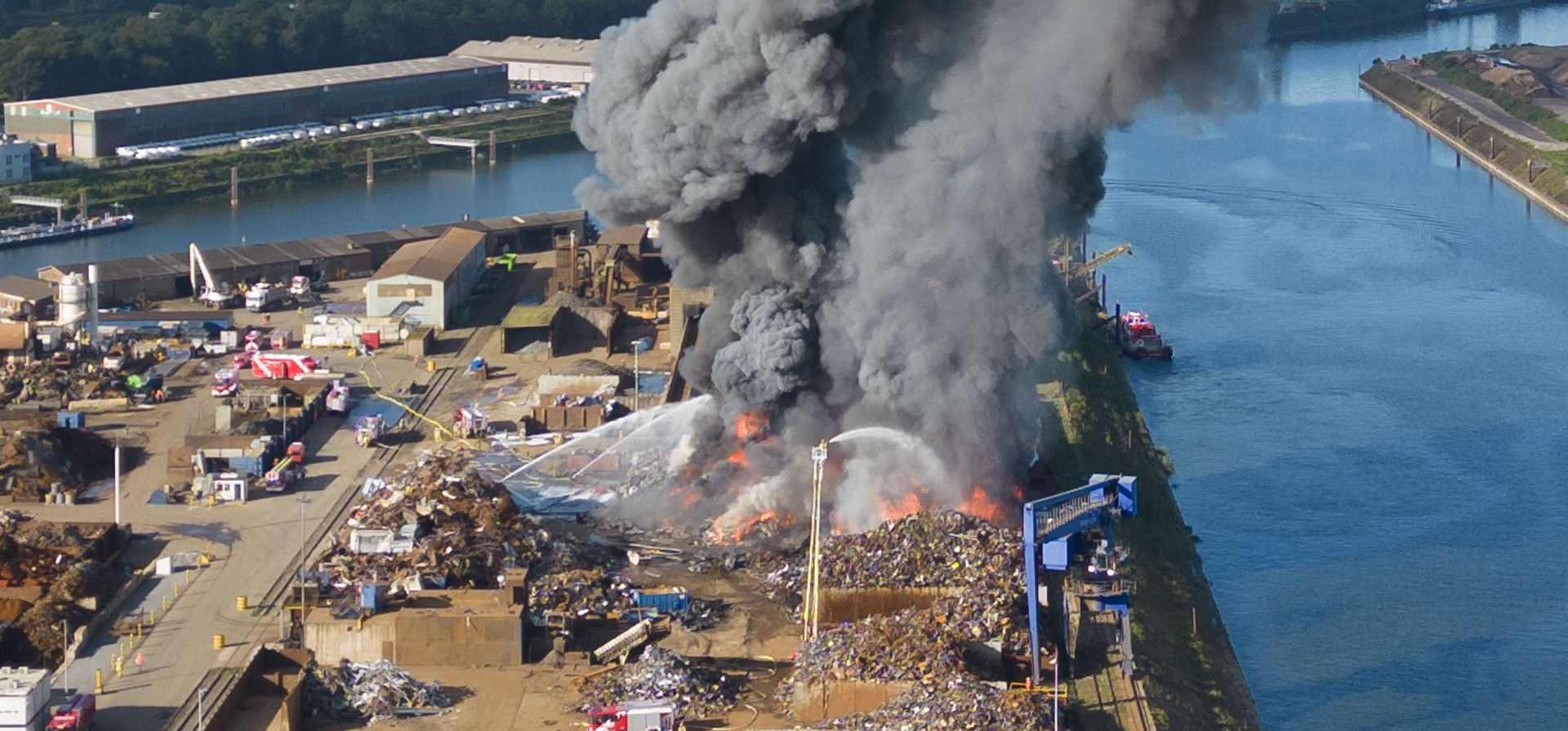 Los bomberos trabajan para extinguir un incendio en un patio de reciclaje en el puerto de Duisburg, Alemania, el jueves 10 de agosto de 2023. En el puerto de la isla de chatarra, se produjo un incendio el jueves 9 de agosto de 2023 en un patio de reciclaje con vehiculos viejos (Christoph Reichwein/dpa vía AP) Los bomberos trabajan para extinguir un incendio en un patio de reciclaje en el puerto de Duisburg, Alemania, el jueves 10 de agosto de 2023. En el puerto de la isla de chatarra, se produjo un incendio el jueves 9 de agosto de 2023 en un patio de reciclaje con vehiculos viejos (Christoph Reichwein/dpa vía AP)