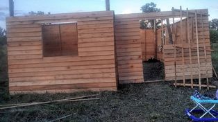 Tras plantar su casilla en un terreno municipal, este jueves se le retiraron del lugar.